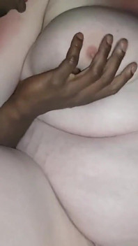 YoungEnglishBBW accarezza un bbc Nata4sex e il suo amico mentre mi succhia i capezzoli