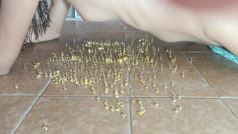 Lily Slav: Lo schiavo masochistico ha un orgasmo mentre si trova sui...