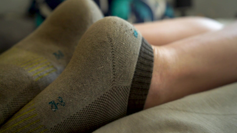 Alicia Robertz: Tiny fastnar och går med i giantess BJ