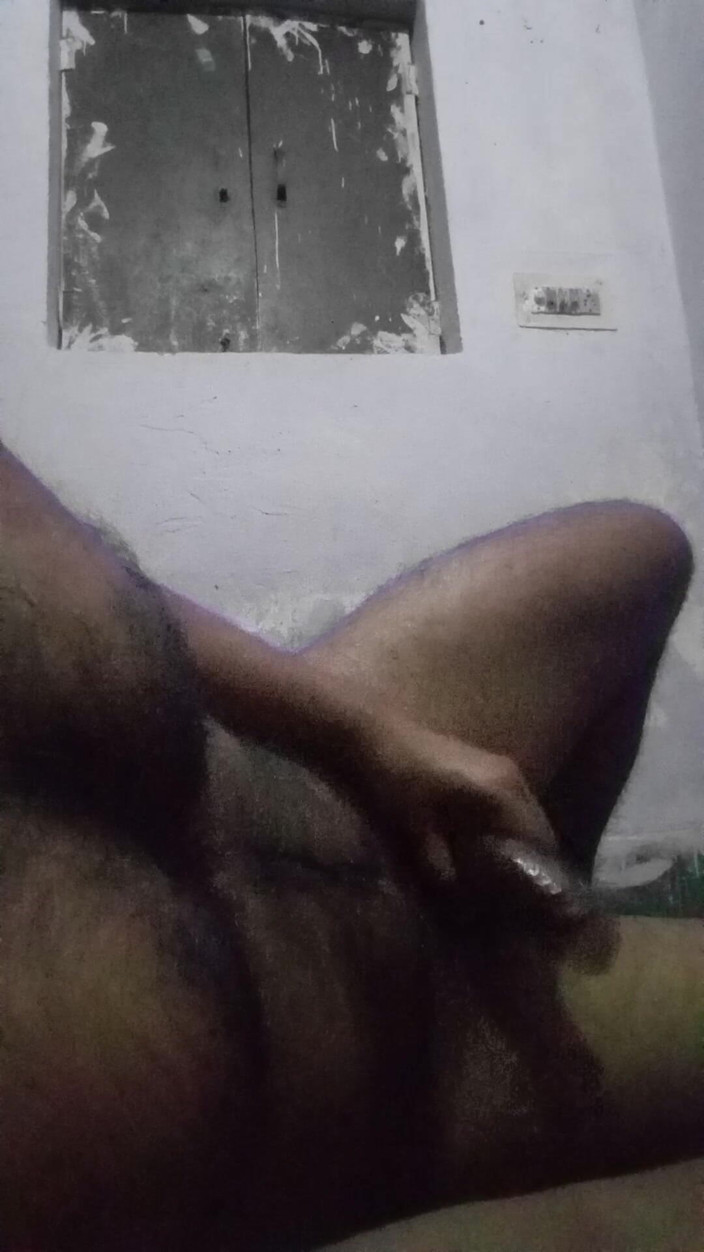 Raaz26d: Індійський хлопець масажує маслом і мастурбує свій великий член у спальні сексуальної вчительки, поки вчителя немає