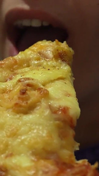 Riesin pizza-abendessen nimmt eine wilde wendung, kleiner mann wird zum topping