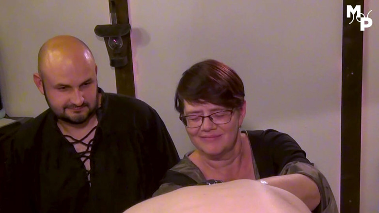 Schwester Sandra: Maîtresse Sandra et Marcus Pollack fistent leur esclave bi