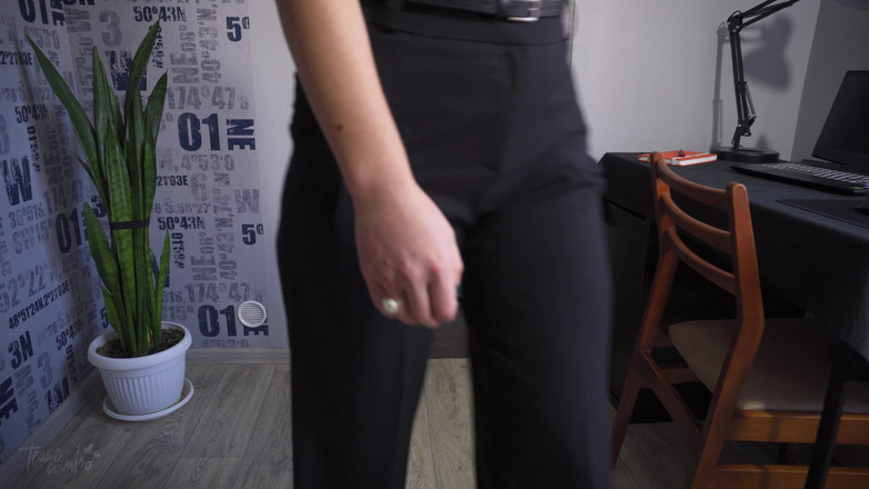 Teasecombo 4K: Sekretářka kalhoty příliš těsné, tak se roztrhají