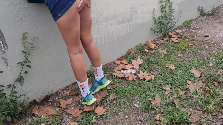 TheloveStory: Heißes mädchen zeigt muschi im freien