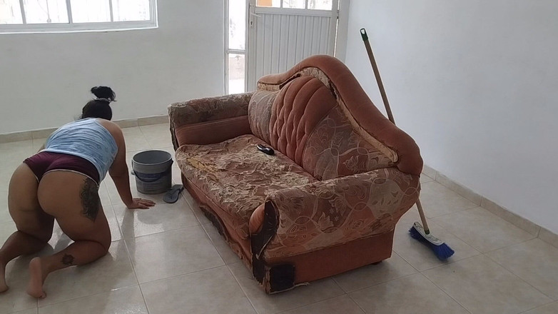 Adribella69: Ateşli tombul kız evi temizlerken mobilyayla mastürbasyon yapıyor