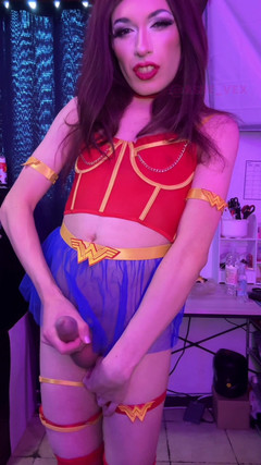 Ashe Vex: Ashe Vex - 变性人单人在房间里自慰，射精，精油，玩具，神奇女侠内衣