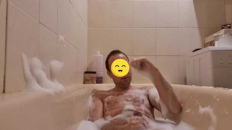 ShyCummerBoy: Mengusik batang saya dalam mandi buih