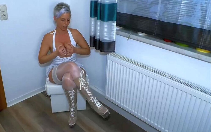 Melissa Deluxe: Moje kurva pusa přetéká spermatem. Všechno dovnitř vystříká!