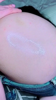 La mia matrigna dal culo grosso mi ha chiesto di ricevere un video completo di anale e creampie