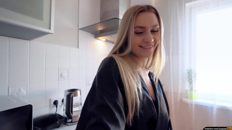 ReplayXXXLady: Ev hikayesi üvey annemi mutfak masasına koydu ve genç bir kaltağı...