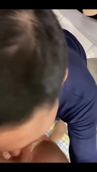给我的继子一个热辣的口交