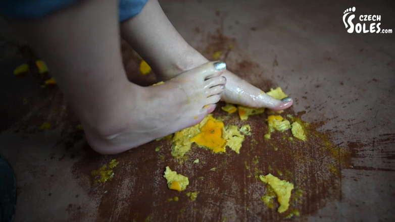 Czech Soles - foot fetish content: Saya akan menghancurkan buah-buahan dan anda akan menjilatnya dari kaki...