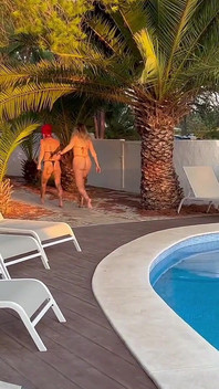 Complotând o farsă