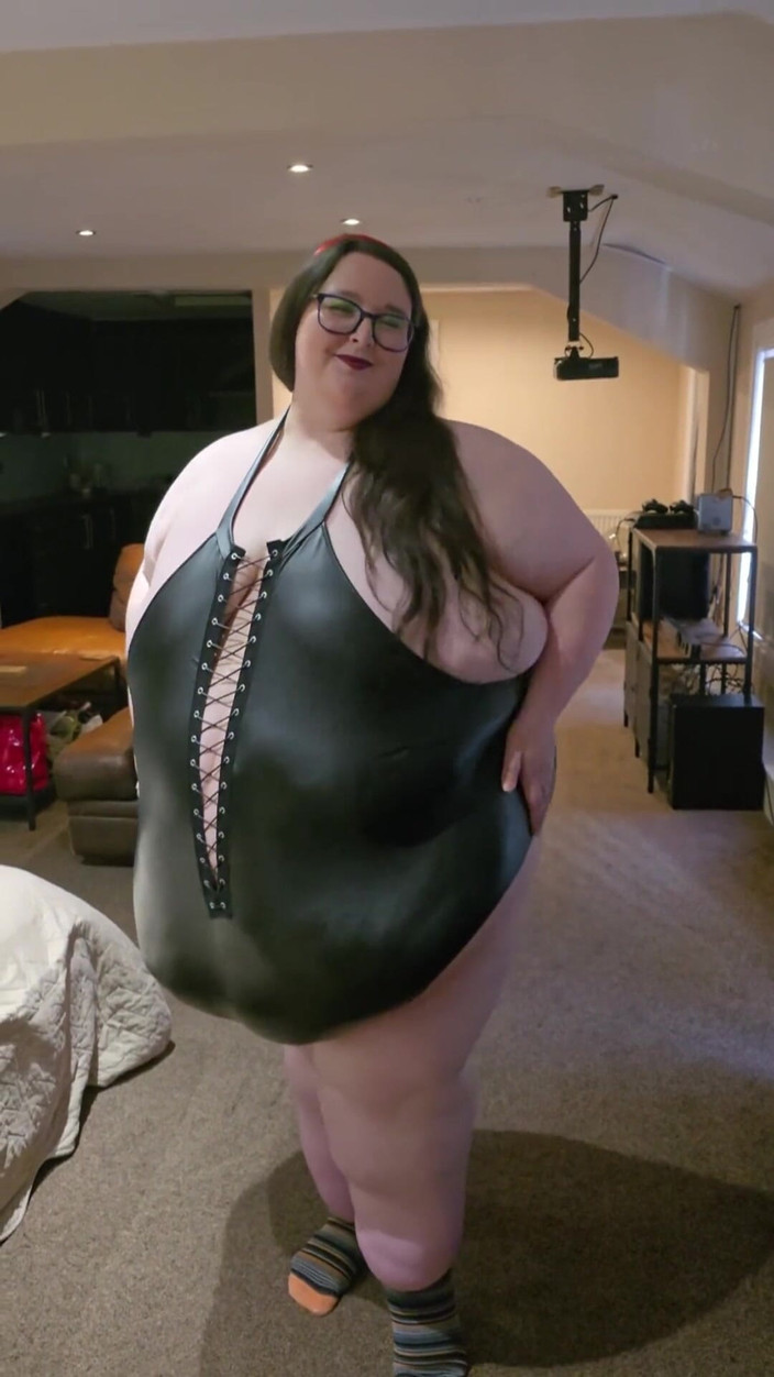 SSBBWLadyBrads: Sexy ssbbw bunda e barriga andando em terno de couro...