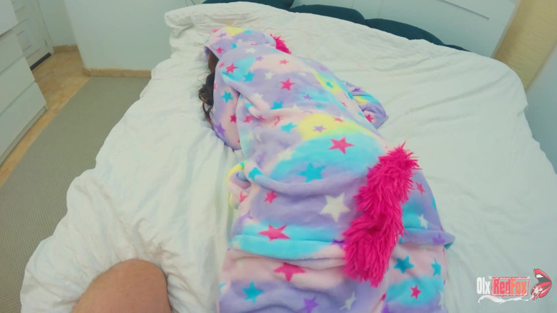 OlxRedFox: Сводная сестра с большой мокрой задницей в единороге Kigurumi занимается любящим сексом дома