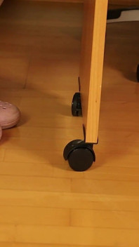 Sujas meias de tênis cinza em tamancos rosa - casual provocação com os pés