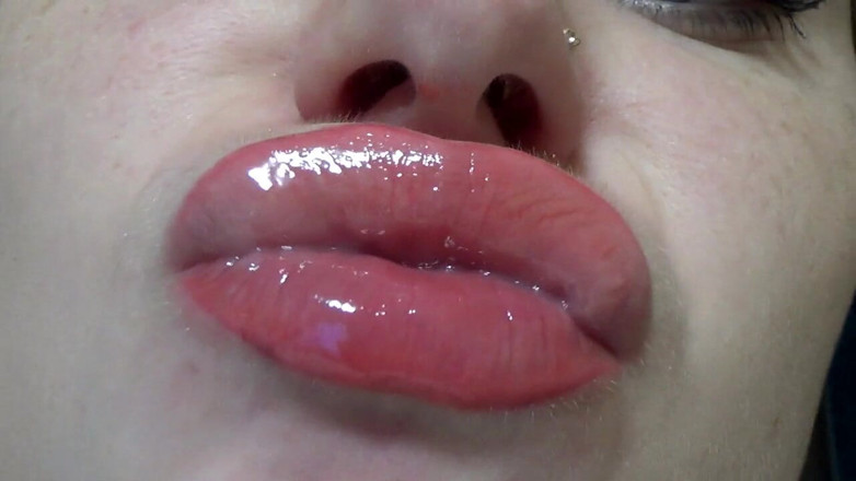 Goddess Misha Goldy: Lips fetish! Kissing! Lips gloss!