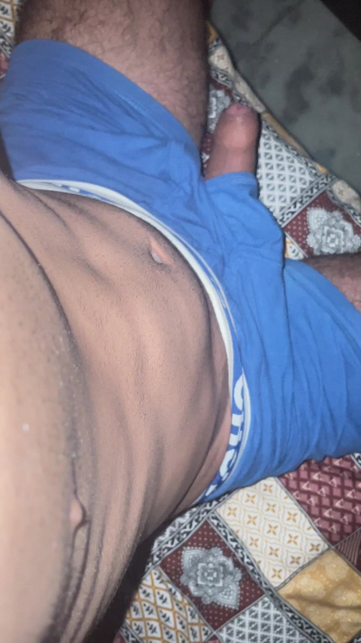 Indianjonny: 早朝起きて、ディックが下着の外に出て行っているのを見つけた