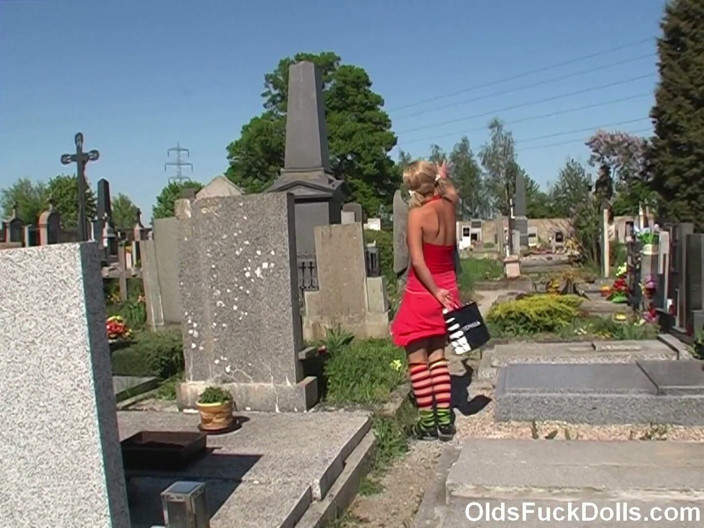 Olds Fuck Dolls: Bătrânii se fut cu păpuși - tânăra curvă Eli futută de...