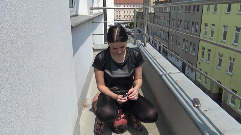 Femdom Austria: Colanți cu șiruri stând pe față pe loggie!