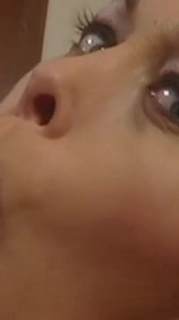 Antonella, een dildo en een open haard