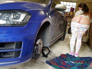 Aische Pervers: Tipul norocos ajută o mamă sexy țâțoasă în jurul mașinii ei