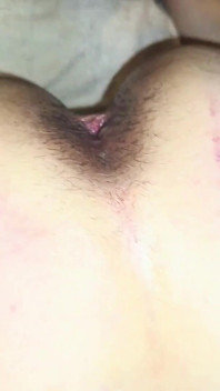 Milf obedientemente extendiendo su culo para relleno de bbc