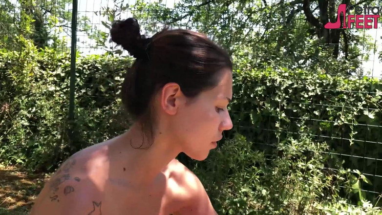 Smokin Fetish: Summer, foot fetish and smoking with Petra