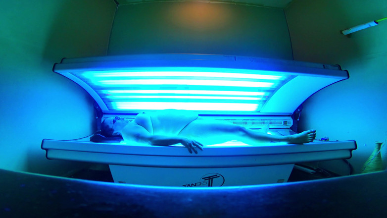 SexyNEBBW: Sexy gordinha brincando com cama de bronzeamento