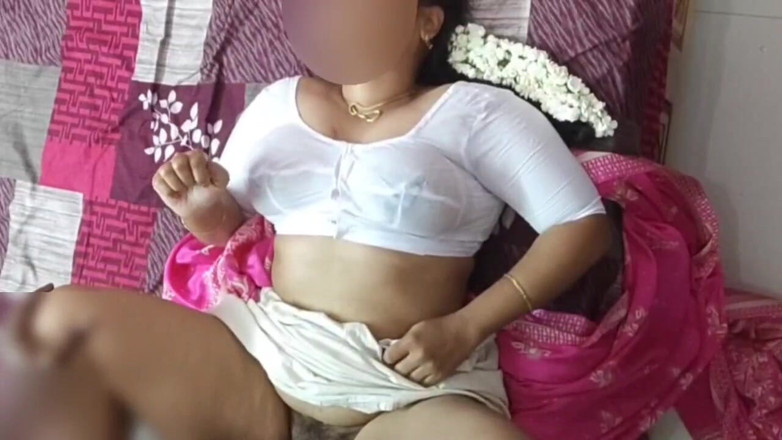 Black & white desicat: Oszukiwanie Desi Bhabhi w mokrej białej bluzce cycki odbijanie szybkie...
