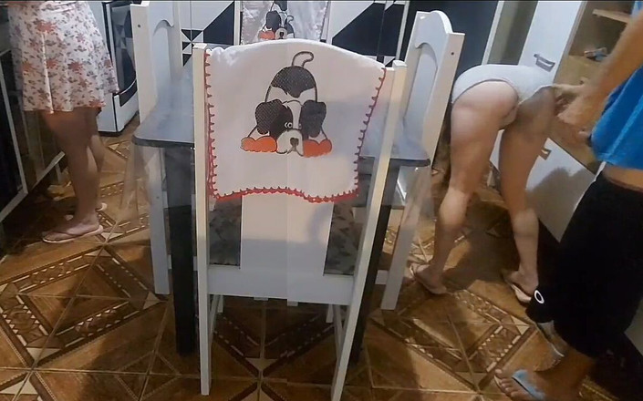 Kasallpimenta: Meio-irmão fode meia-irmã enquanto madrasta lava louca