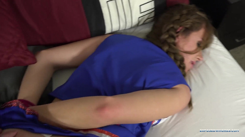 Exposed Whores Media: Katie star, stiefbruder findet sie nackt dort legen