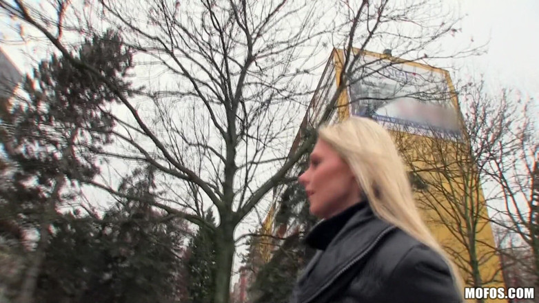 Public Pickups: Public pickups - die tschechin mia angel mit dicken titten spreizt...
