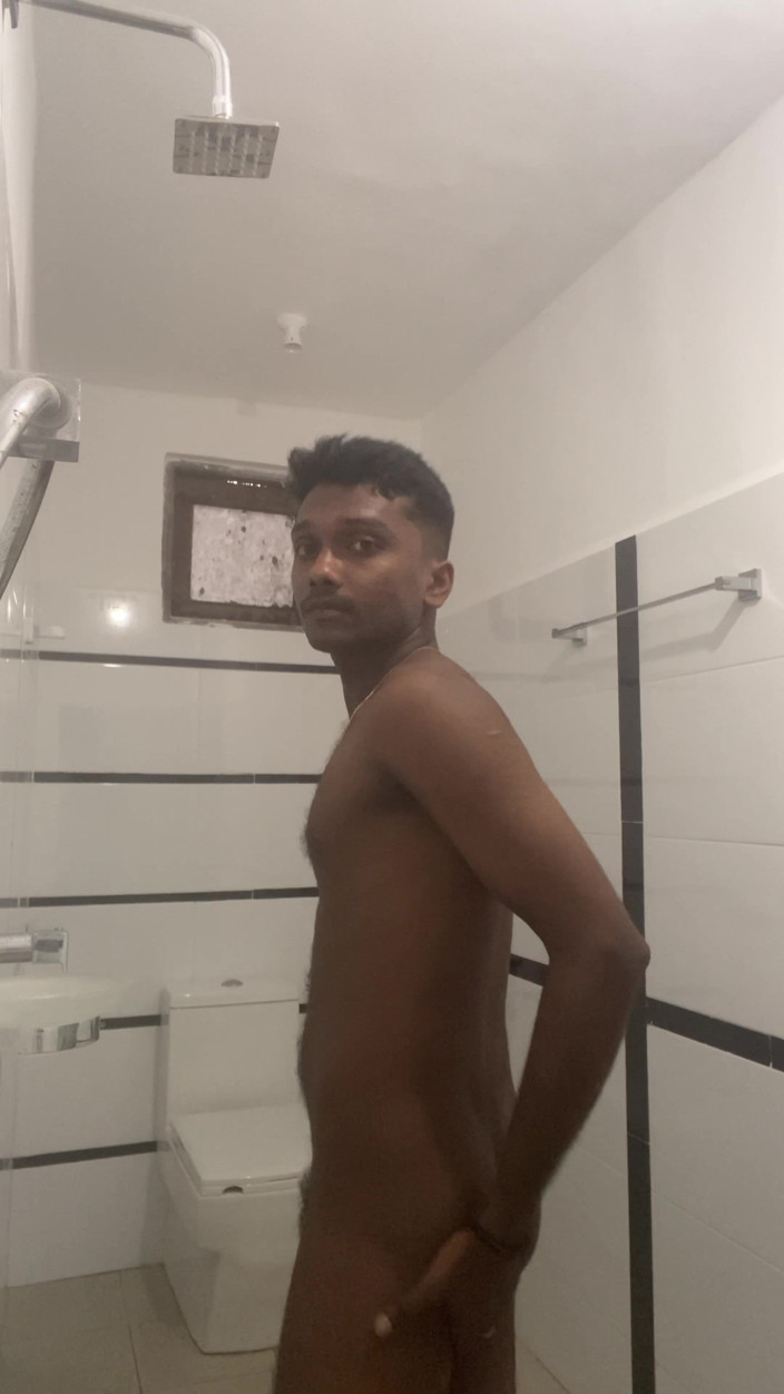 Prince-dil: Sri Lankan Teen Boy Showered