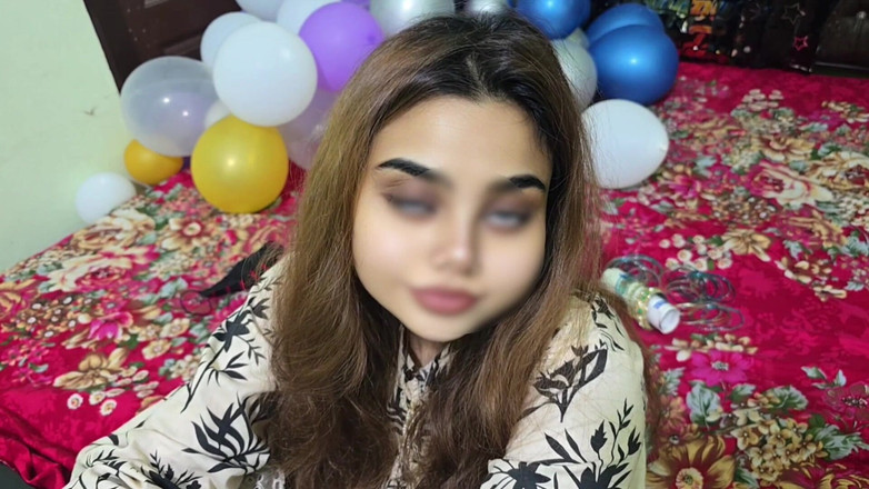 Faryal: पाकिस्तानी सुंदर वायरल लड़की प्रेमी के साथ मस्ती कर रही है