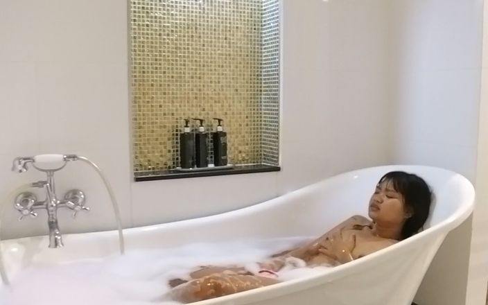 Abby Thai: Hora del baño cachonda en una habitación de lujo