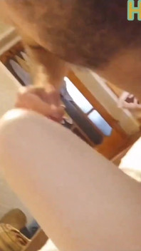 我早上醒来，我的女朋友脱衣服躺在我的床上，这样我就可以操她了