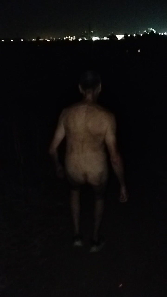Benkinkiben: เปลือยกายทั้งหมดขณะเดินขึ้นเนินตามทางหลวง