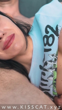 Stiefzoon stopt een grote pik en neukt stiefmoeders mond terwijl tv-show! Stiefmoeder heeft een hekel aan orale creampie - Kisscat