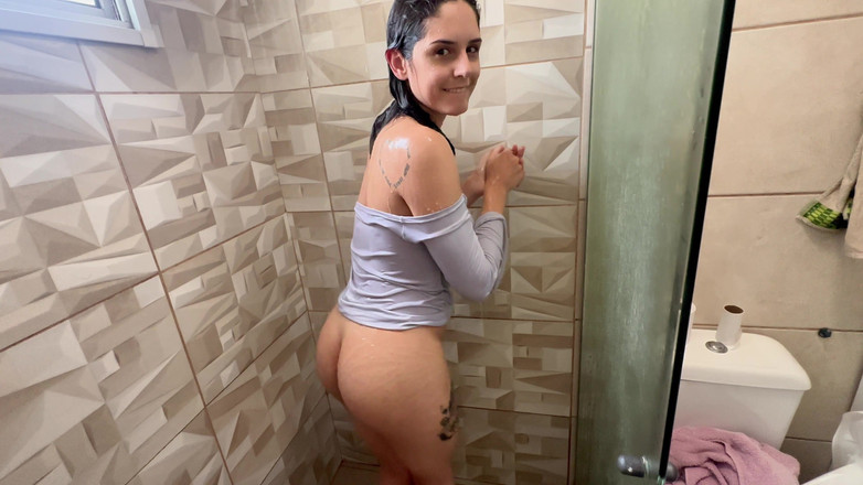 Shamelesscouple: Kıyafetlerle duş alıyor