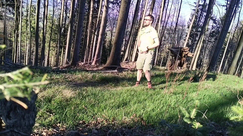 kickerscooter: Nudo nella foresta