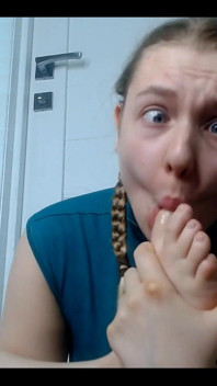 Lick Finger Feet While Make Ahegao!