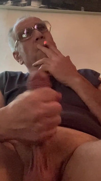 Fumando e se masturbando