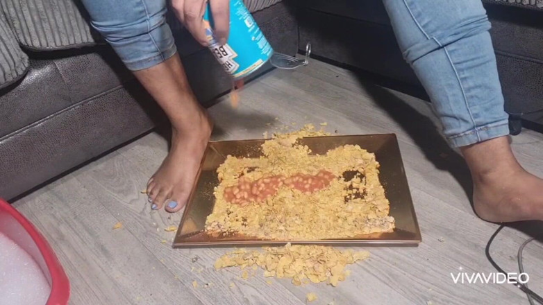 Simp to my ebony feet: füße, essen zerquetschen