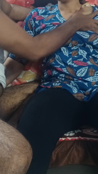 Donne sposate che si godono la leccata dura sul divano
