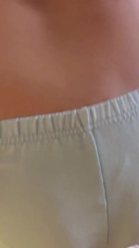 J’ai surpris ma belle-mère en train de se masturber, puis je l’ai baisée juste là jusqu’à ce qu’elle jouisse sur ma bite