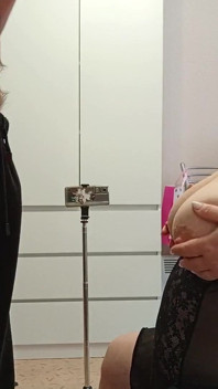 Mama vitregă suge pula și apoi îmi toarnă spermă pe țâțele ei uriașe