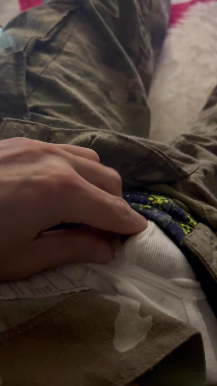 Gay Soldier Stuff: Tentara Amerika ngocok kontol pakai seragamnya dan crot di celana...