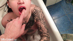 Tattoo Slutwife: Poslušná holka smyslné hluboké kouření ptáka nevlastního bratra - výstřik na...