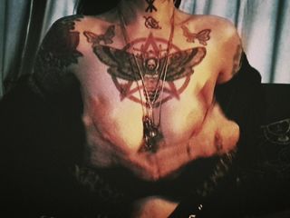 Gothcouple: 入れ墨のおっぱいで遊ぶ